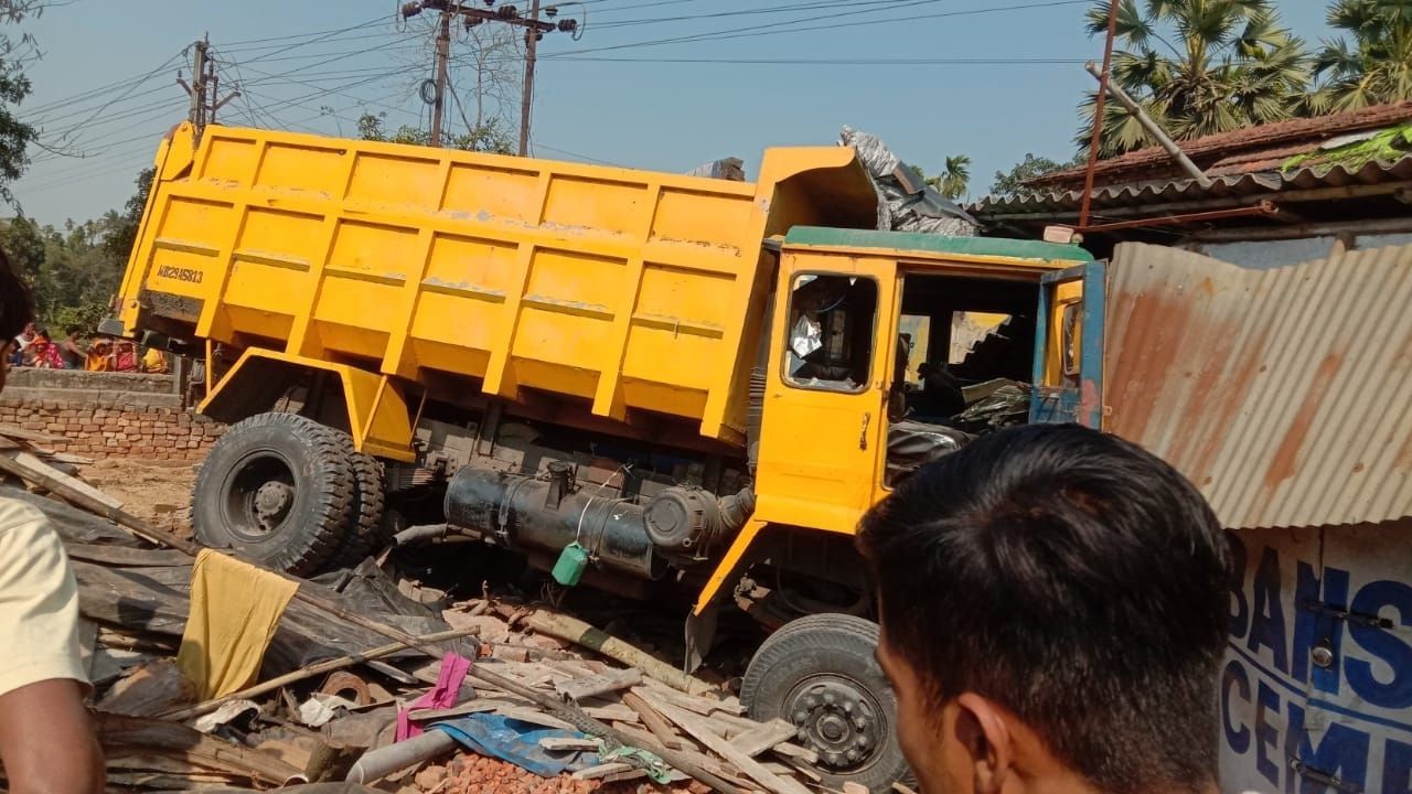 Road Accident: মর্মান্তিক! পুলিশের তোলাবাজি এড়াতে নিয়ন্ত্রণহীন ডাম্পার মুর্হুতেই পিষে দিল শিশুকে