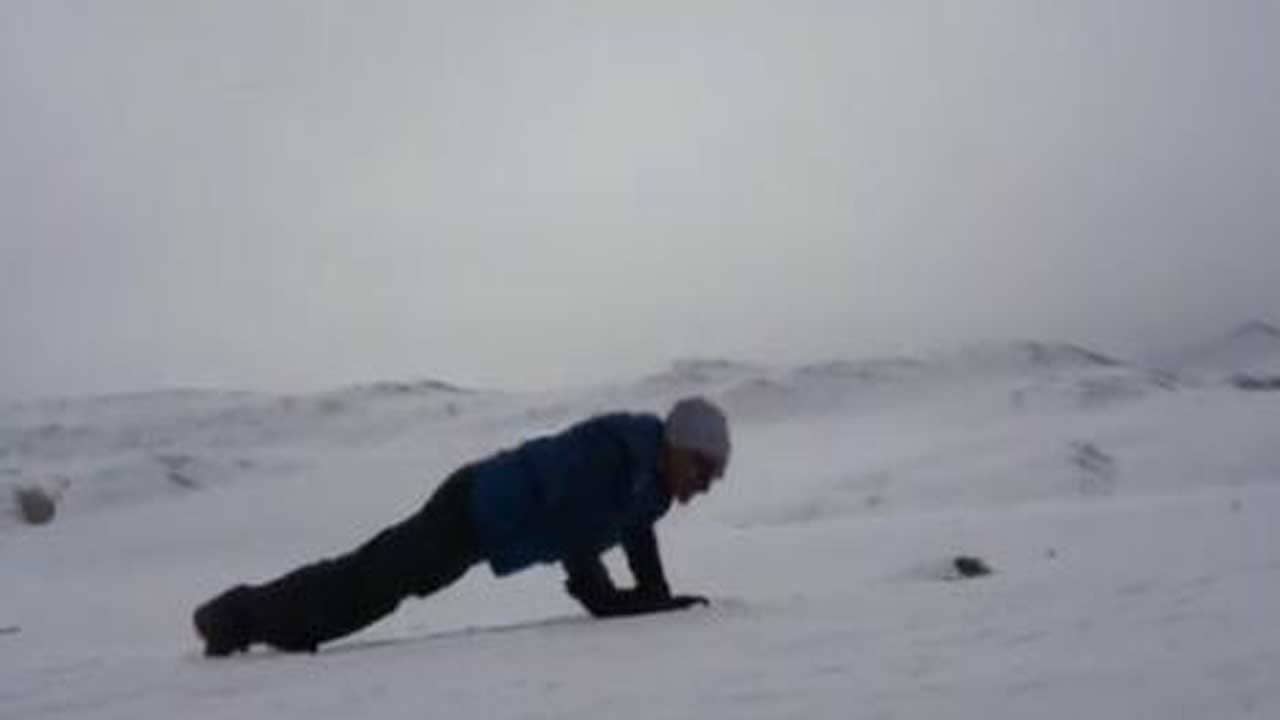 Viral Video: মাইনাস ৩০ ডিগ্রি সেলসিয়াসে ৬৫টি পুশআপ! ভাইরাল আইটিবিপি কমানড্যান্টের ফিটনেস-স্টান্টের ভিডিয়ো