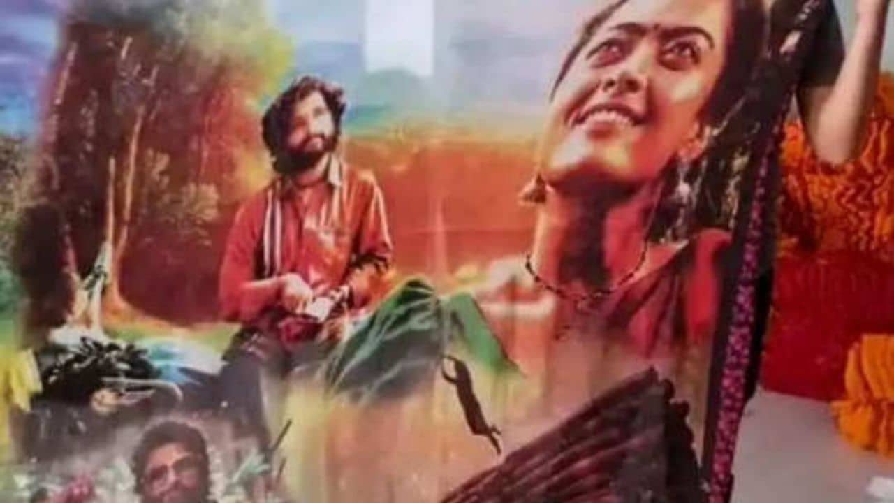 Pushpa: পুষ্পার জ্বরে কাবু গোটা দেশ! এবার ছবির পোস্টার ছাপিয়ে শাড়ি বানিয়ে নজর কাড়লেন সুরাতের এই ব্যবসায়ী