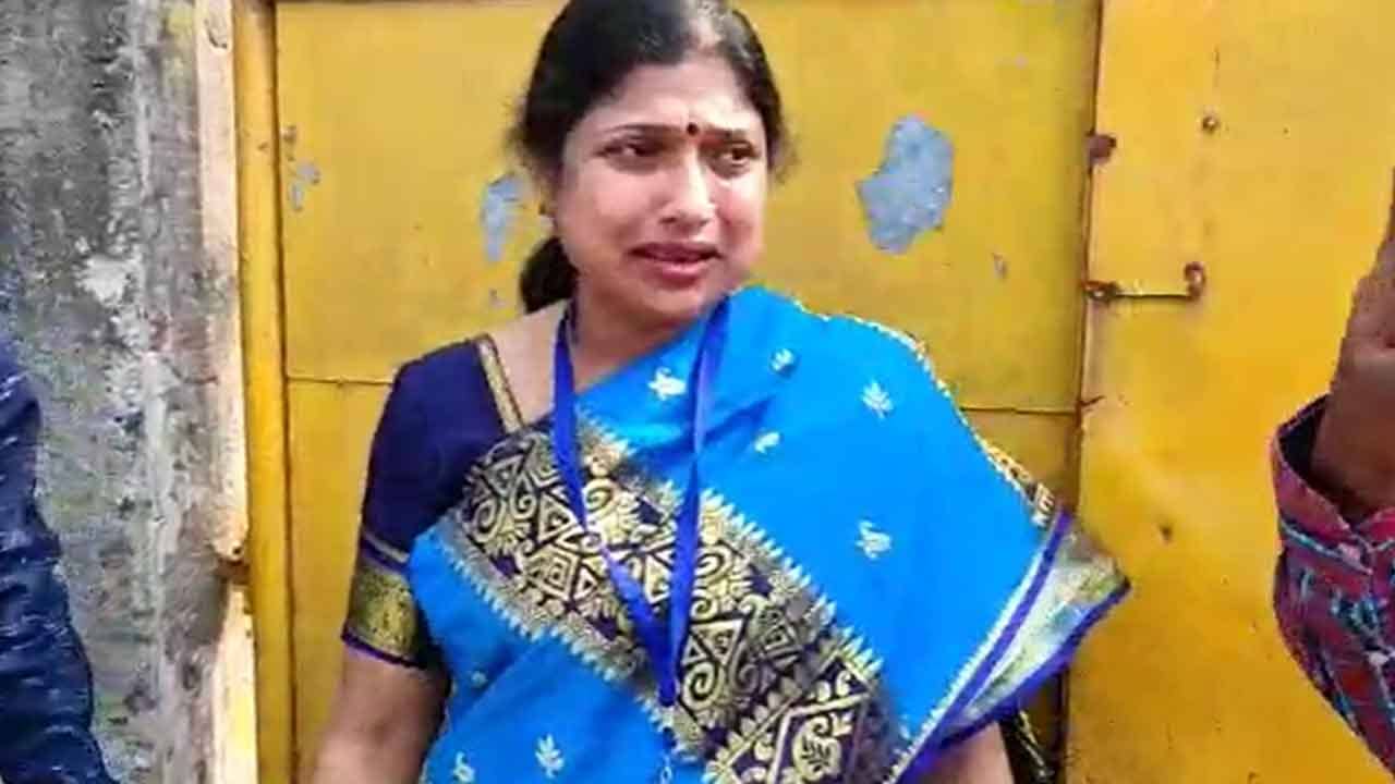Municipal Elections 2022: বুথে ঢুকতেই প্রার্থীর শাড়ির আঁচলে টান! বেনজির ঘটনার সাক্ষী থাকল রাজপুর-সোনারপুর