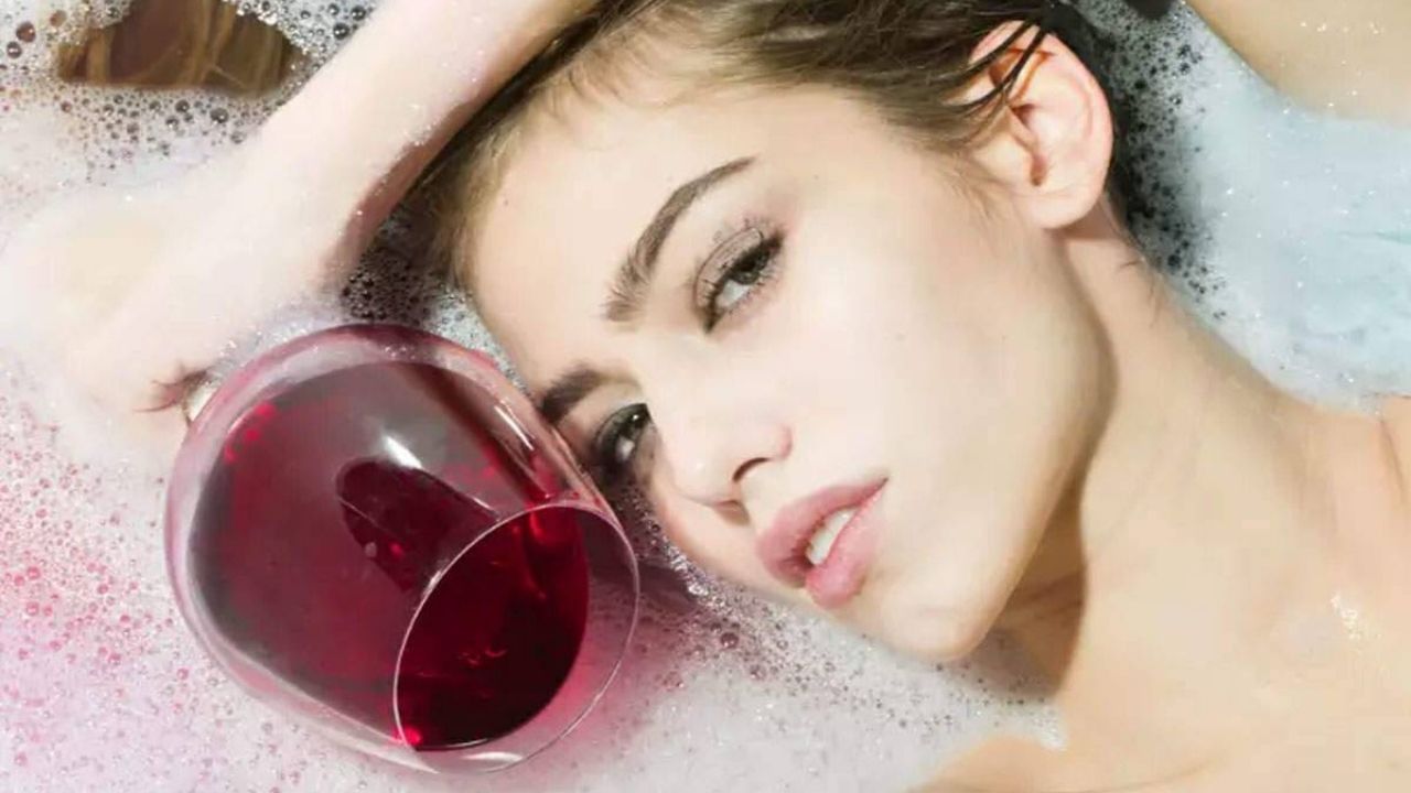 Red Wine Facial গ্লোয়িং স্কিনের জন্য রেড ওয়াইন! ব্যয়বহুল এই