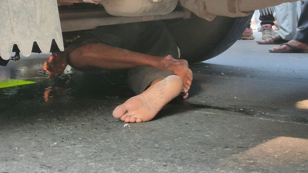Dhupguri Road Accident: বাইক সমেত ব্যক্তিকে টেনে-হিঁচড়ে নিয়ে গেল লরি, আলো ফোটার আগেই গোটা রাস্তা ভাসল রক্তে