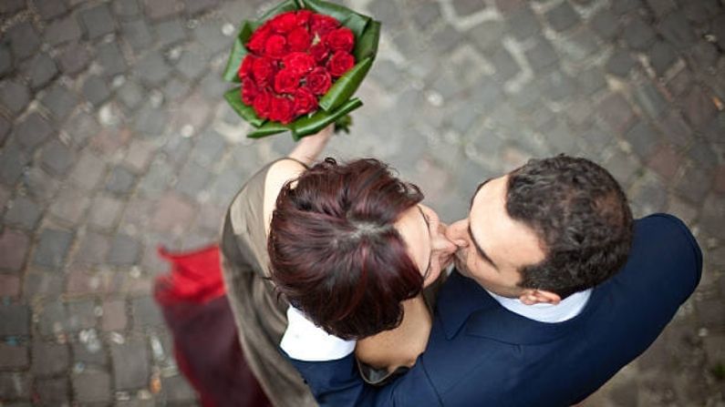 ইতিহাসের খোঁজে গেলে তো শেক্সপিয়ারও লাল গোলাপ ব্যবহার করেছিলেন রোমিও জুলিয়েটকে সম্পূর্ণ করার জন্য। কিন্তু তারও অনেক আগে থেকে ভালবাসা ফুটে ওঠে লাল গোলাপে। পাশ্চাত্য সংস্কৃতিতে বিশ্বাস করা হয় যে এই ফুল গ্রিকের প্রেমের দেবী আফ্রোদিতি তৈরি করেছিল। তাঁর অশ্রু এবং তাঁর লাল রক্ত সেই মাটিতে জল হিসাবে কাজ করেছিল যেখান থেকে জন্ম নিয়েছিল লাল গোলাপ। তাঁর প্রেমিক অ্যাডোনিসকে বাঁচাতে তিনি ছুটে গিয়েছিলেন গোলাপের বনে। গোলাপের কাঁটা লেগে কেটে যায় তাঁর পা। তাঁর রক্তে সাদা গোলাপের পাপড়ি লালে পরিণত হয়। তাঁর মৃত্যু হয় ওই গোলাপের বনেই। সেই থেকে প্রেমের প্রতীক হিসাবে বিবেচিত হয় লাল গোলাপ। 