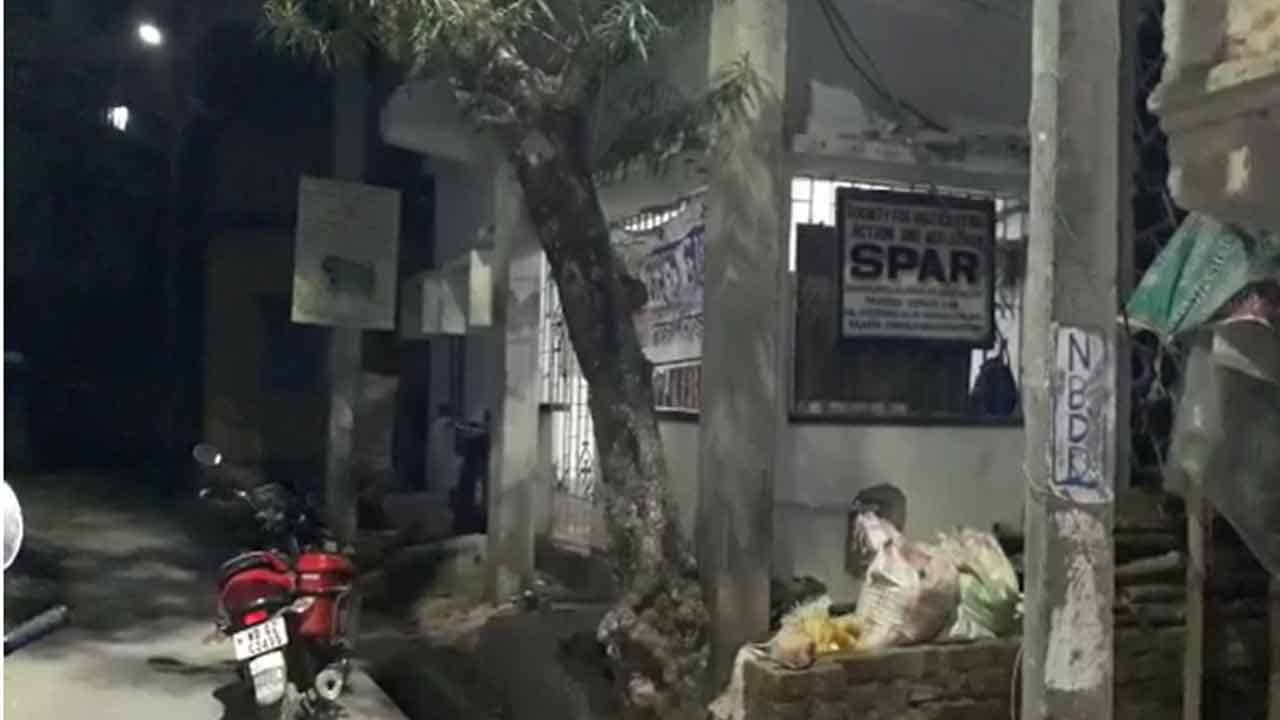 Balurghat Minor Marriage: পরনে বেনারসি, বাথরুমে গিয়ে বাবার মোবাইল থেকে ফোন... বিয়ের দিনই বাবার কীর্তি ফাঁস করল মেয়ে