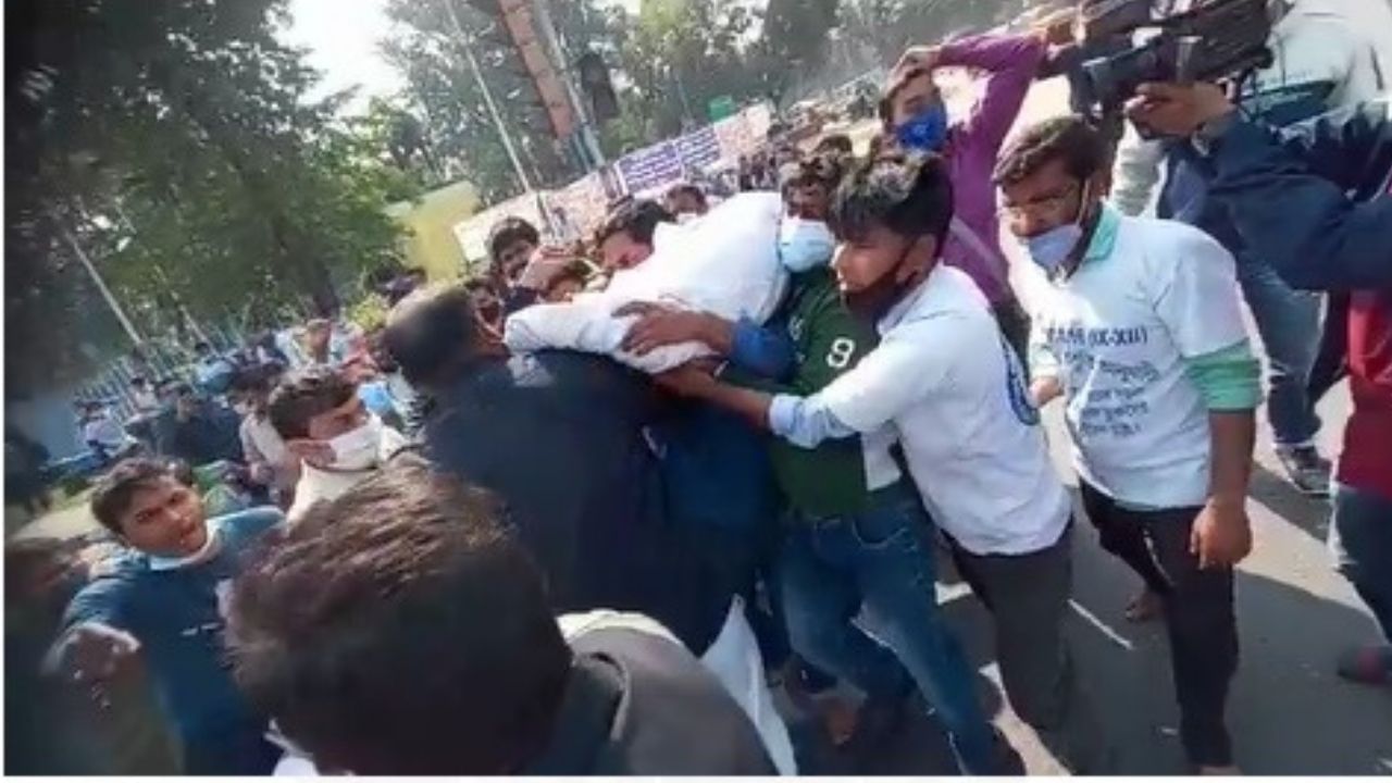 Job Seekers Protest: গান্ধী মূর্তির পাদদেশে অসুস্থ ২ চাকরিপ্রার্থী, অ্যাম্বুলেন্সে নেওয়ার সময় পুলিশের সঙ্গে বচসা