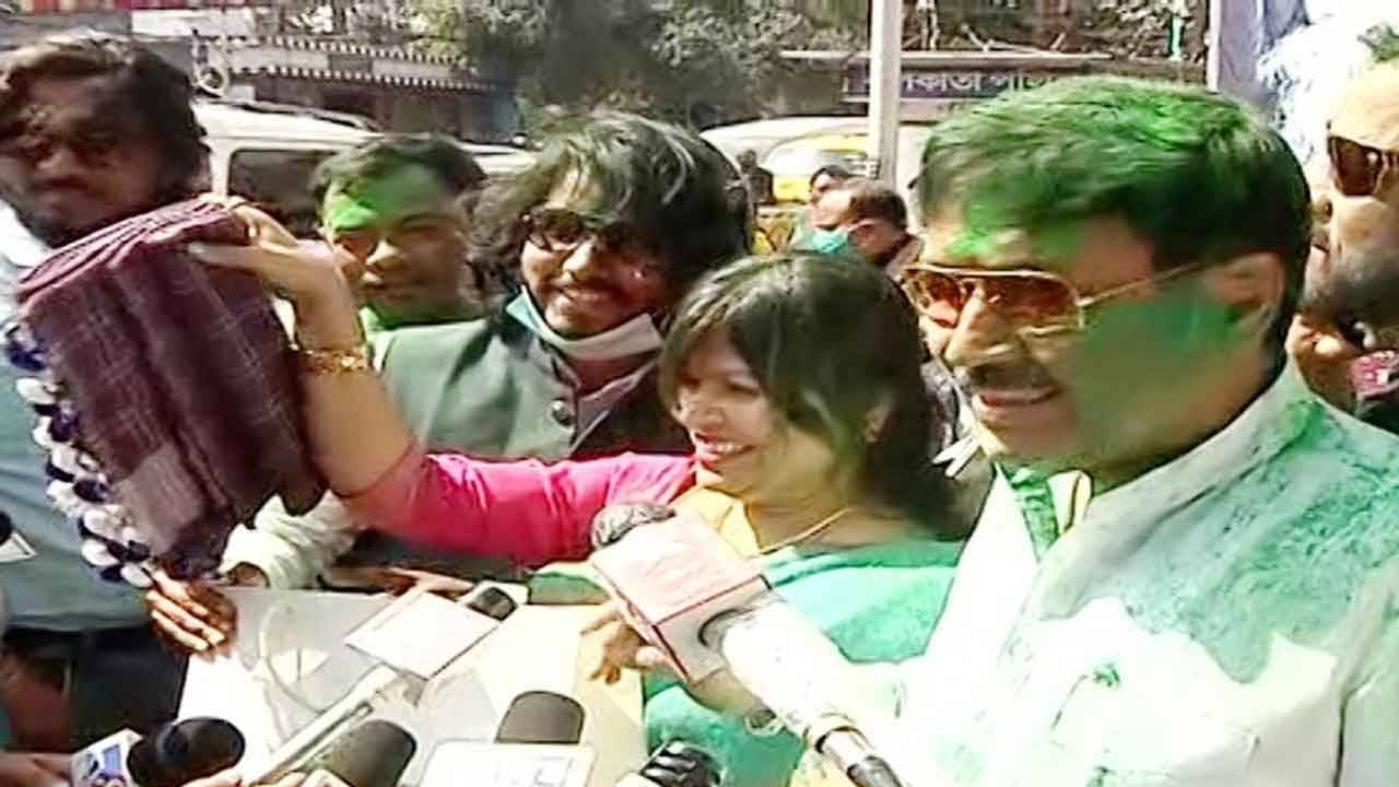 Bidhannagar Municipal Election: সব্যসাচী-জায়াকে দেখেই ট্রেড মিলে ব্যস্ত মমতা বললেন, লতা, ওকে একটা শাড়ি দাও