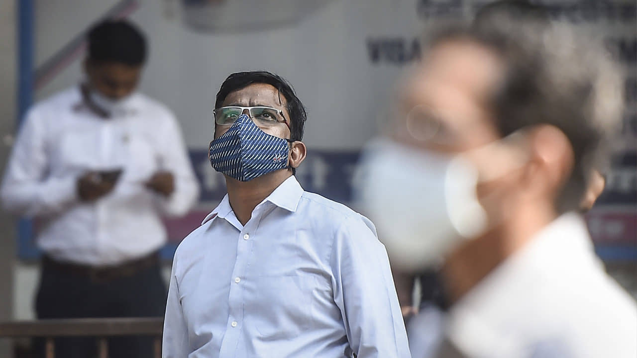 Share Market: রাশিয়া-ইউক্রেনের যুদ্ধে রক্তপাত শেয়ার বাজারে! হু হু করে বাড়ছে তেল-সোনার দাম