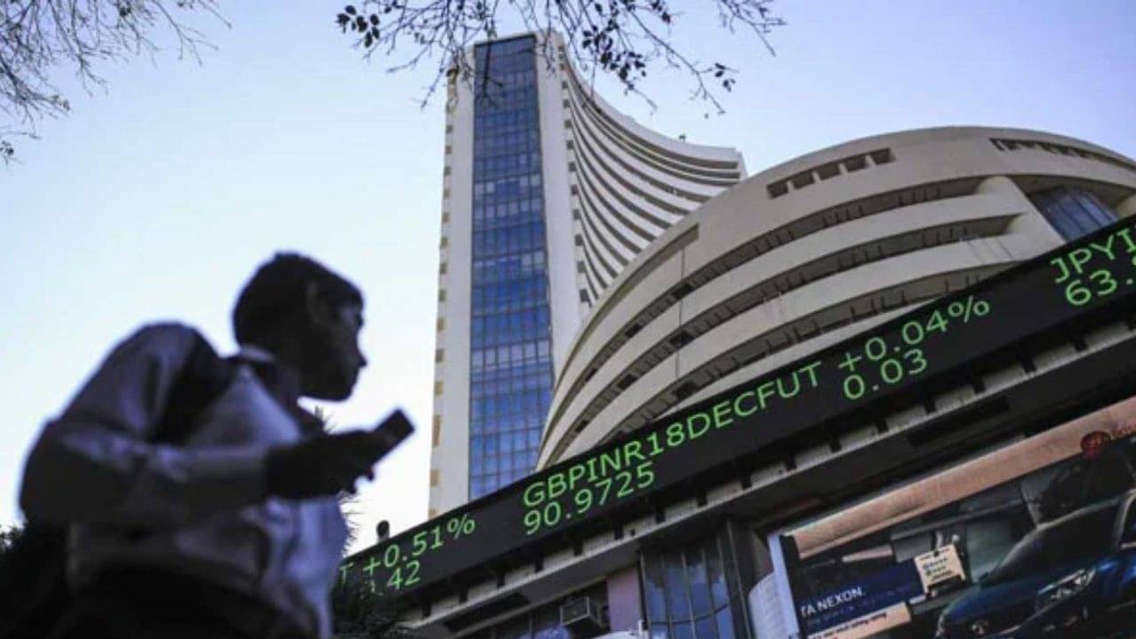 Budget 2022 Market Updates: বাজেট পেশের পর উর্ধ্বমুখী বাজার, ৭০০ পয়েন্ট বাড়ল সেনসেক্স