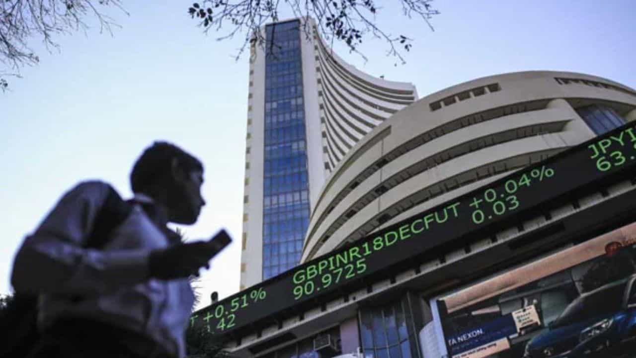 Budget 2022 Market Updates: বাজেট পেশের পর উর্ধ্বমুখী বাজার, ৭০০ পয়েন্ট বাড়ল সেনসেক্স Budget 2022 Market Updates: বাজেট পেশের পর উর্ধ্বমুখী বাজার, ৭০০ পয়েন্ট বাড়ল সেনসেক্স