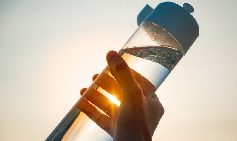 Sun Charged Water: আর দূষিত জল নয়, নিরোগ থাকতে আয়ুর্বেদিক উপায়ে 'সৌরশক্তিতে বিশুদ্ধ জল' পান করুন! Sun Charged Water: আর দূষিত জল নয়, নিরোগ থাকতে আয়ুর্বেদিক উপায়ে 'সৌরশক্তিতে বিশুদ্ধ জল' পান করুন!