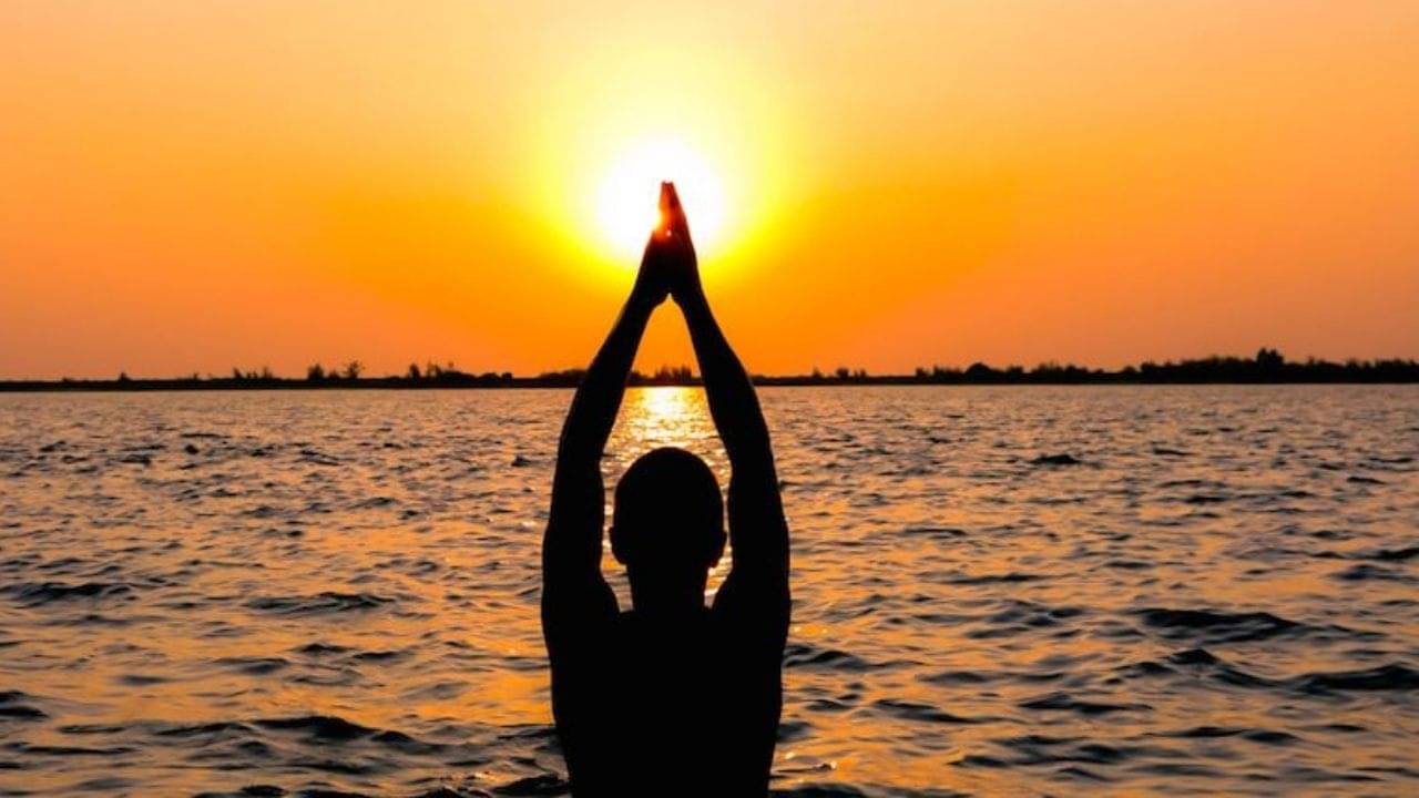 Surya Gayatri Mantra: কোন দিনে সূর্য গায়ত্রী মন্ত্র জপ করলে সব স্ট্রেস থেকে মুক্তি মিলবে, জানুন...