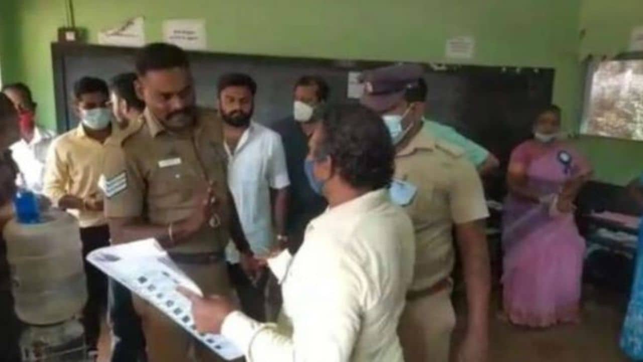 Hijab Row: ভোট দিতে গেলেও খুলতে হবে হিজাব! বিজেপি বুথকর্মীর দাবি ঘিরে বিতর্ক