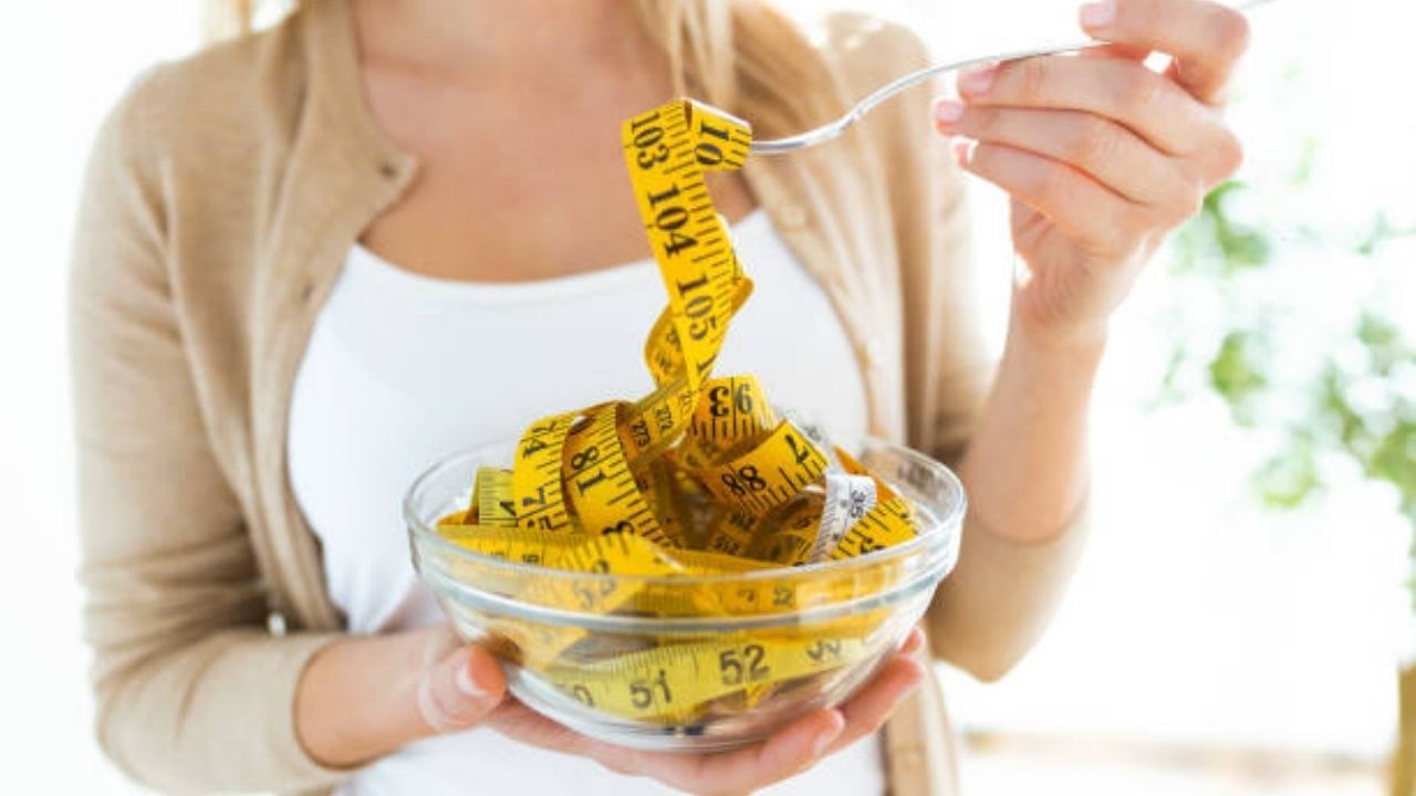 Weight Loss: সাবধান! ওজন কমাতে গিয়ে নিজের স্বাস্থ্যের সঙ্গে অবহেলা করে ফেলছেন না তো? Weight Loss: সাবধান! ওজন কমাতে গিয়ে নিজের স্বাস্থ্যের সঙ্গে অবহেলা করে ফেলছেন না তো?