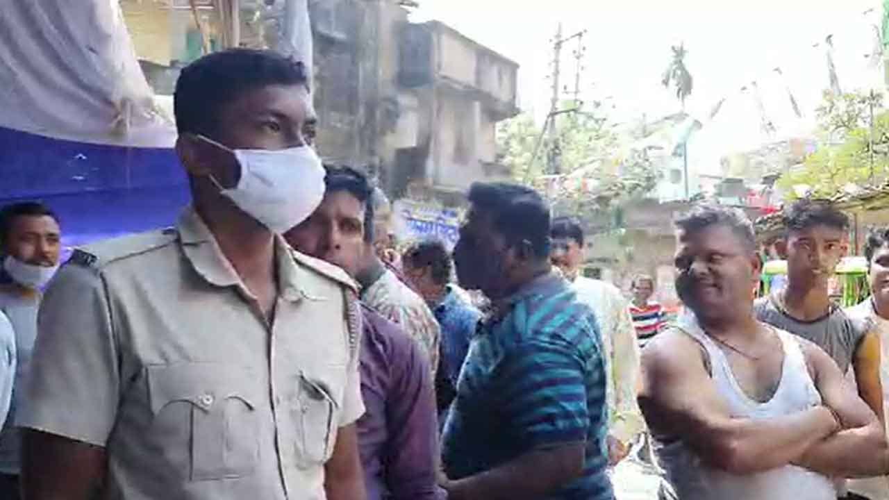 Titagarh Bombing: ঘরের ভিতরে বসেছিলেন, বাইরে থেকে উড়ে এসে পড়েছিল বালির মতো একটা জিনিস! ফুটো হয়ে গেল যুবকের পা