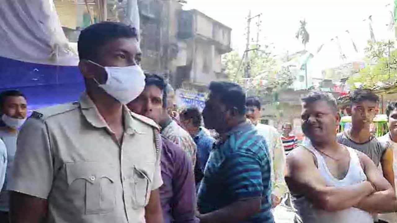 Titagarh Bombing: ঘরের ভিতরে বসেছিলেন, বাইরে থেকে উড়ে এসে পড়েছিল বালির মতো একটা জিনিস! ফুটো হয়ে গেল যুবকের পা
