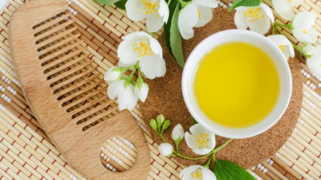 Hair Mask এবার আর বাজার থেকে কিনতে হবে না অলিভ হেয়ার মাস্ক! সহজ