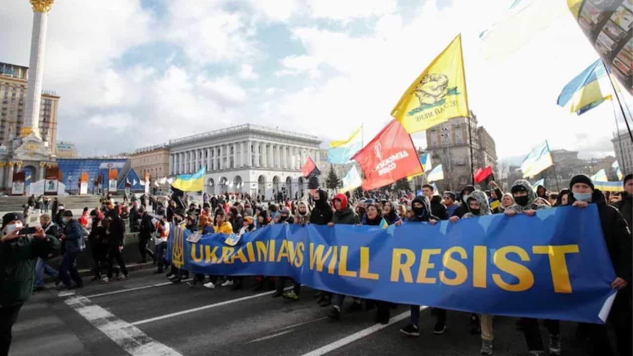 Russia-Ukraine Conflict: ঐক্যবদ্ধ হয়ে স্বাধীনতার লড়াই, রাশিয়ান আগ্রাসনের বিরুদ্ধে পথে ইউক্রেনিয়রা