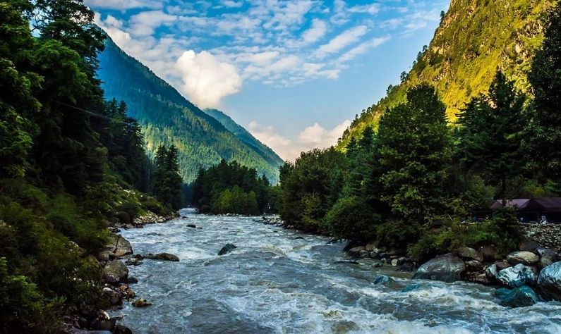 দেরাদুন, উত্তরাখণ্ড- দেরাদুন শহর হল উত্তরাখণ্ডের প্রথম দরজা। পাহাড়ে ঘেরা দেরাদুনের একচা মায়াবী টান রয়েছে। হ্রদ, নদী, সবুজ প্রকৃতি পর্যটকদের আকর্ষণ করে। উত্তরাখণ্ডের হিমালয় দেখার অভিযান শুরু করতে পারেন।