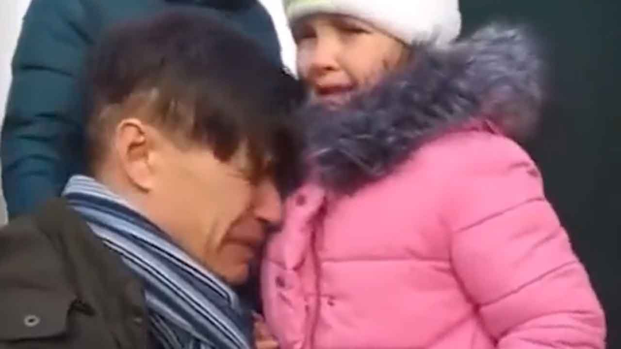Ukraine Viral Video: 'বাবা কবে দেখা হবে...', যুদ্ধে যাওয়ার আগে মেয়ের সামনে হাঁটু গেড়ে বসে বাবার উত্তর আজ মোচড় ধরাচ্ছে বুকে Ukraine Viral Video: 'বাবা কবে দেখা হবে...', যুদ্ধে যাওয়ার আগে মেয়ের সামনে হাঁটু গেড়ে বসে বাবার উত্তর আজ মোচড় ধরাচ্ছে বুকে