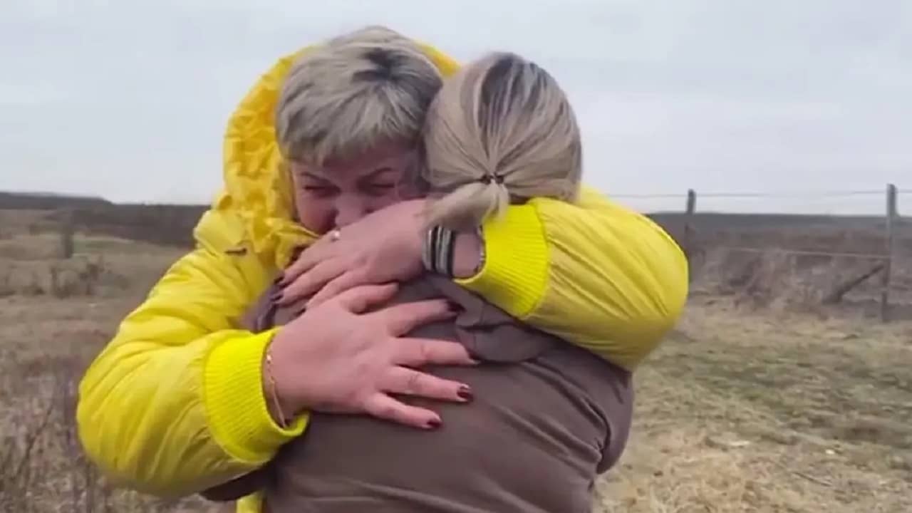 Viral Video: কোলের সন্তানদের নিরাপদে ইউক্রেন থেকে হাঙ্গেরি পৌঁছে দিলেন, অপরিচিত মহিলাকে মায়ের আলিঙ্গন, ভিডিয়ো দেখে নেটাগরিকদের চোখে জল!