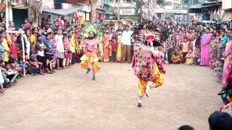 পশ্চিম মেদিনীপুর জেলার চন্দ্রকোনা পুরসভা। বৃহস্পতিবার পুরসভার ৩ নং ওয়ার্ডের তৃণমূল কংগ্রেসের প্রার্থী বণশ্রী সাহার প্রচার মিছিলের সামনের সারিতে লক্ষ্মী বেশে ৪ জন ছাত্রীকে লক্ষ্মীর ভাণ্ডার হাতে হাঁটতে দেখা যায়। সঙ্গে ছিল পুরুলিয়ার ছৌ-নৃত্য।