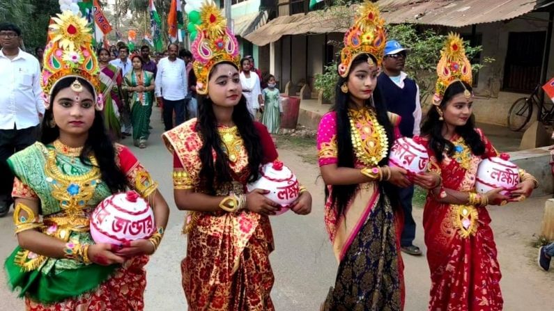 এবার এই নাচ দেখতে ওয়ার্ডের ঠাকুরবাড়ি বাজার এলাকায় ভিড় জমায় সাধারণ মানুষ। ওই ওয়ার্ডের তৃণমূল প্রার্থীর সঙ্গে মিছিলে হাঁটেন চন্দ্রকোনা বিধানসভার বিধায়ক অরুপ ধাড়া।