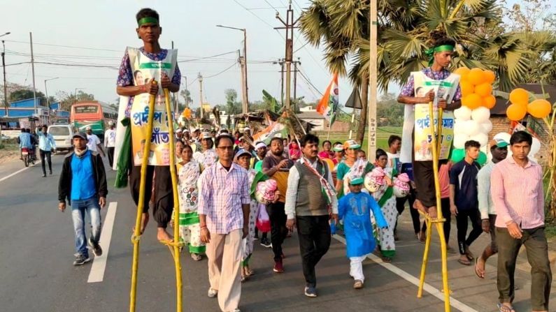 পাশাপাশি চন্দ্রকোনা পৌরসভার ১২ নং ওয়ার্ডেও তৃণমূলের অভিনব প্রচার লক্ষ্য করা যায়। ওই ওয়ার্ডের তৃণমূল কংগ্রেসের প্রার্থী প্রদীপ সাঁতরা আদিবাসী মহিলাদের নৃত্য ও রনপার সঙ্গে মিছিলে হাঁটেন।