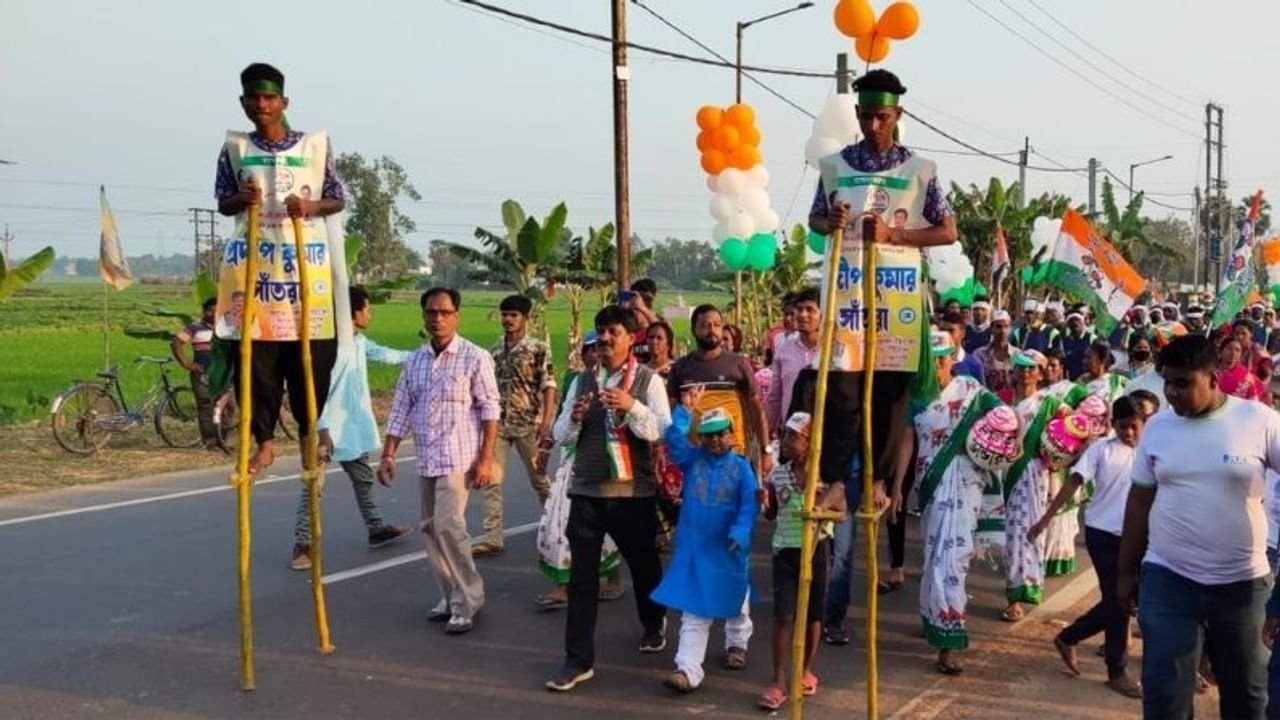 হাতে গোনা আর তিনদিন। তারপরই রাজ্যের দ্বিতীয় দফার পুরভোট। শেষ মুহুর্তে প্রচার চলছে জোর কদমে। শাসক থেকে বিরোধী প্রত্যেকেই লাগাতার প্রচার চালাচ্ছে। আর প্রচারেও দেখা যাচ্ছে নতুনত্ব। শেষলগ্নে চন্দ্রকোনায় তৃণমূল প্রার্থীদের অভিনব প্রচার যা নজরকাড়লো সাধারণ মানুষের।