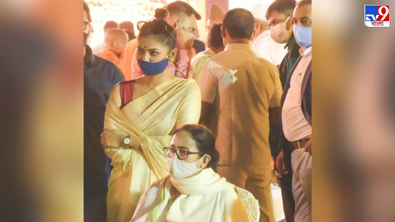 Saayoni Ghosh: হিন্দি গানের কলি গেয়েই প্রচারে মাত, সায়নি বললেন 'মমতা ঝুঁকেগা নেহি...' Saayoni Ghosh: হিন্দি গানের কলি গেয়েই প্রচারে মাত, সায়নি বললেন 'মমতা ঝুঁকেগা নেহি...'