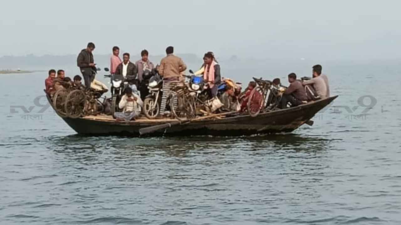 Boat Sank: আকাশ ভেঙে শুরু বৃষ্টি, বইছে উথাল পাথাল ঝোড়ো হাওয়া! ভয়াবহ নৌকাডুবিতে নিখোঁজ ১৬