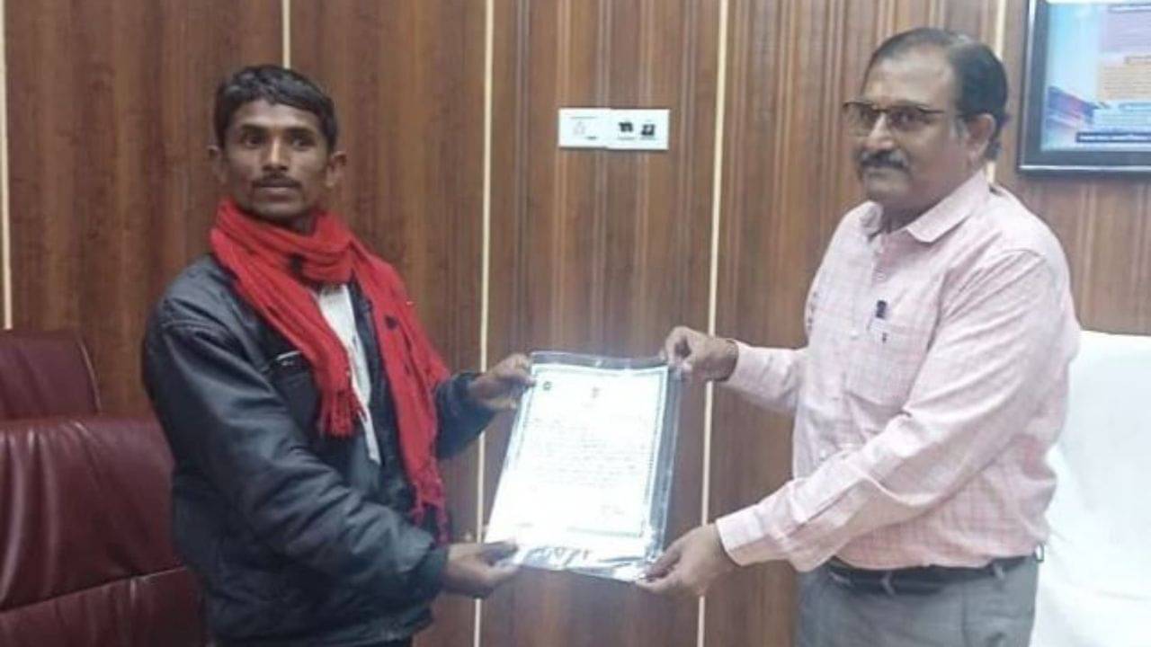 Major Rail Accident Averted in Ratlam: ভেড়া চরাতে গিয়ে চোখে পড়ছিল রেললাইনে ফাটল! বিপদের আশঙ্কায় ছুটলেন কয়েক কিমি, লাল কাপড় হাতেই রইলেন বসে...