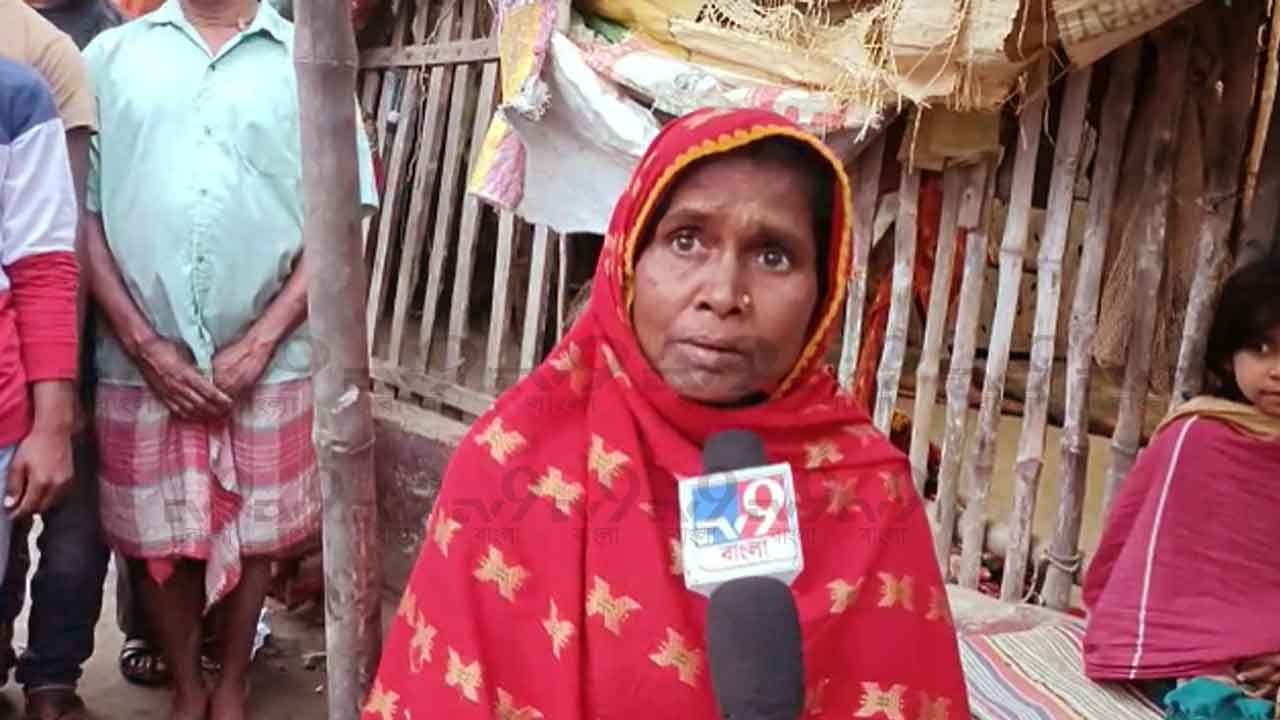 Bengal Tiger:  'আমারে বাঘে ধরেছে, তুই এসে বাঁচা...' বাঘের সঙ্গে লড়াই করছে স্বামী! থর থর করে কাঁপছে স্ত্রী