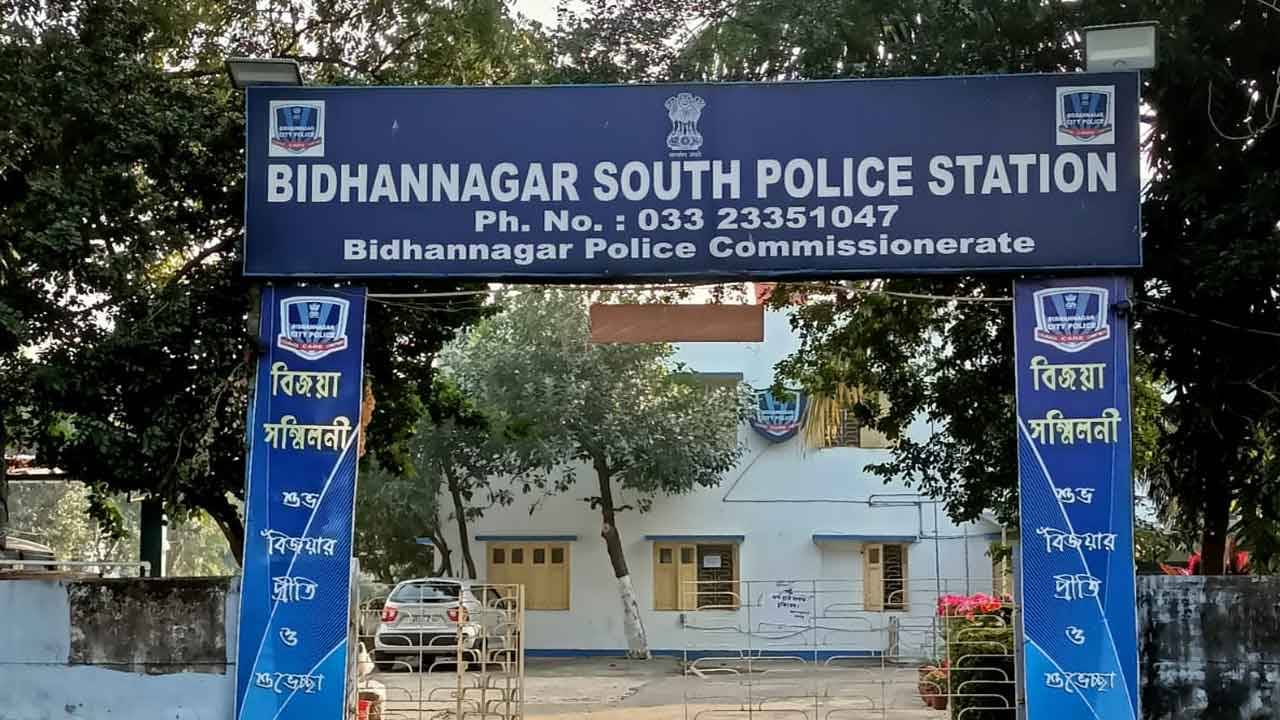 Kolkata Fraud Case: ইস্ট ইন্ডিয়া কোম্পানির আমলের পাথর নাকি! ৩২ লক্ষ টাকা খোয়ানোর পর ব্যবসায়ী বুঝলেন আসল কেস...