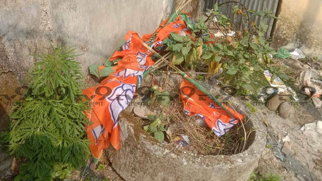 Municipal Elections 2022: বিজেপির পতাকা পড়ে ড্রেনের ধারে, ভোটের মুখে উত্তাপ মালবাজারে