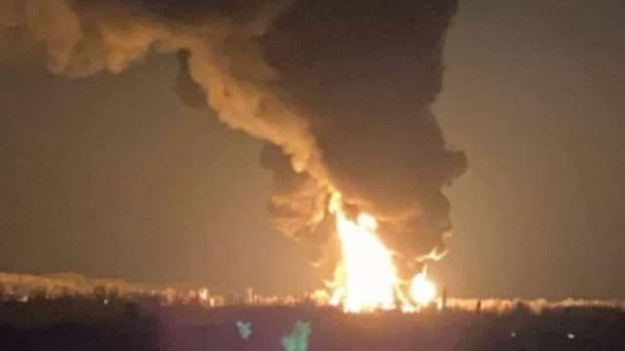 Russia-Ukraine Conflict: আকাশে শুধু আলোর ঝলকানি, বিকট শব্দে কান পাতা দায়! খারকিভেও ঢুকে পড়ল রুশ সেনা Russia-Ukraine Conflict: আকাশে শুধু আলোর ঝলকানি, বিকট শব্দে কান পাতা দায়! খারকিভেও ঢুকে পড়ল রুশ সেনা