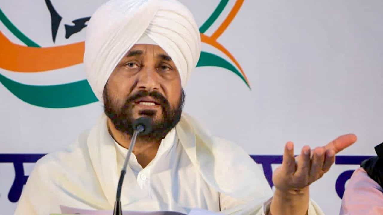 Controversy over Charanjit Singh Channi's Remark: 'ইউপি, বিহারের ভাইয়াদের ঢুকতে দেবেন না...', চন্নির মন্তব্য ঘিরেই নতুন করে শুরু বিতর্ক Controversy over Charanjit Singh Channi's Remark: 'ইউপি, বিহারের ভাইয়াদের ঢুকতে দেবেন না...', চন্নির মন্তব্য ঘিরেই নতুন করে শুরু বিতর্ক