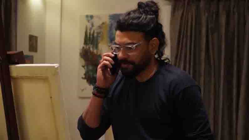 ঈশান একটি বনেদি বাঙালি পরিবারের ছেলে। ছোটবেলায় নিজের বাবাকে হারিয়েছে সে।