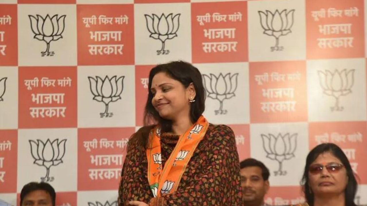 Congress's 3rd Poster Girl Joins BJP: ভোটের মাঝেই কংগ্রেসের তৃতীয় 'পোস্টার গার্ল'ও বিজেপিতে, কাঠগড়ায় শীর্ষ নেতৃত্বের নিষ্ক্রিয়তাই!