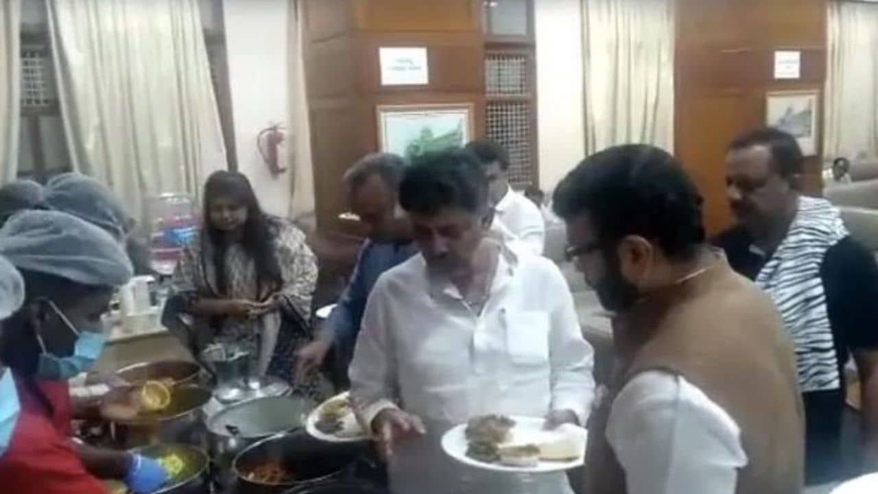 Congress Sleepover in Karnataka Assembly: বিধানসভায় রাত্রিযাপন করে প্রতিবাদ! গেরুয়া পতাকা বিতর্কে মন্ত্রীর ইস্তফার দাবিতে অনড় কংগ্রেস