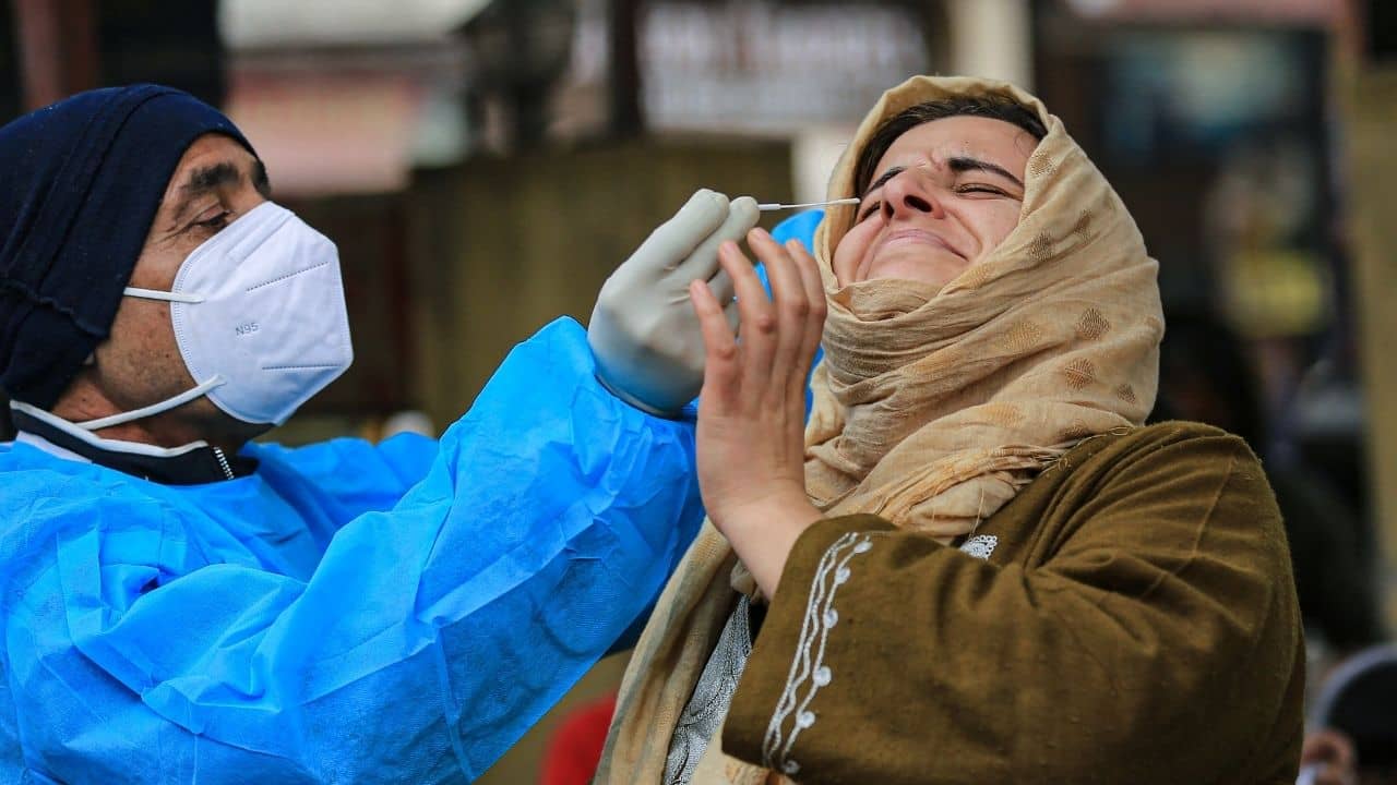 Covid-19 Bulletin : পরপর দুদিন পাঁচশোর নিচে করোনা আক্রান্তের সংখ্যা