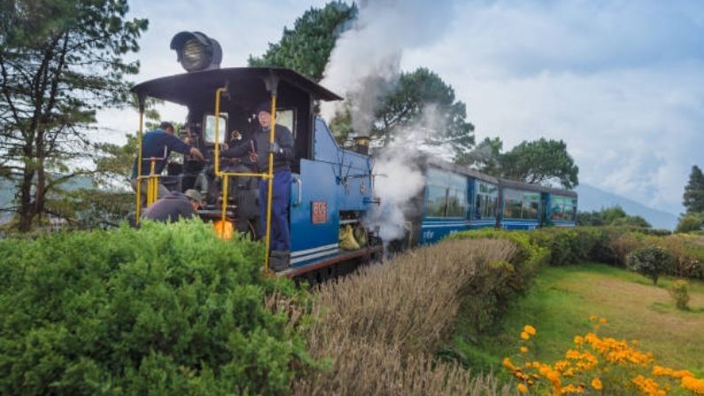 দার্জিলিং, পশ্চিমবঙ্গ- বাঙালির জনপ্রিয় হিল স্টেশন দার্জিলিং। এখানের বসন্ত একটু অন্যরকম। সবুজে ঘেরা চা বাগান। নিশ্চুপে দাঁড়িয়ে রয়েছে ঘুম। আর দূরে মাথা উঁচু করে দাঁড়িয়ে রয়েছে কাঞ্চনজঙ্ঘা। আর চারিদিক ভরে উঠেছে রডড্রেনডন ফুলে। এই সময় আকাশ পরিষ্কার থাকে, তাই কাঞ্চনজঙ্ঘার দৃশ্য মিস হওয়ার কোনও সুযোগই নেই।