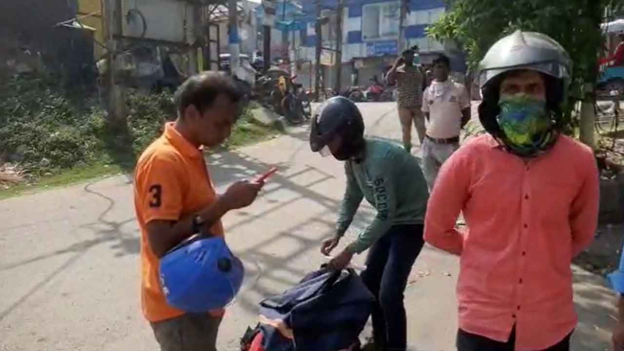 Diamond Harbour Crime: পার্সেল দিতে গিয়েই পরিচয়, 'ডেলিভারি বয়ের' সঙ্গে গ্রাহকের কীর্তিতে স্তম্ভিত পড়শিরা Diamond Harbour Crime: পার্সেল দিতে গিয়েই পরিচয়, 'ডেলিভারি বয়ের' সঙ্গে গ্রাহকের কীর্তিতে স্তম্ভিত পড়শিরা