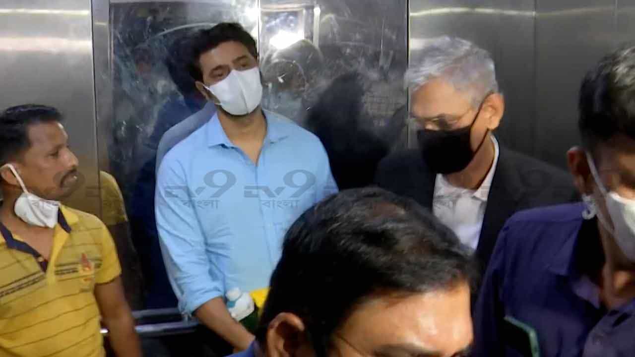 Cattle Smuggling Case: গরু পাচারকাণ্ডে এবার দেবের ছবির প্রোডিউসারকে তলব সিবিআইয়ের Cattle Smuggling Case: গরু পাচারকাণ্ডে এবার দেবের ছবির প্রোডিউসারকে তলব সিবিআইয়ের