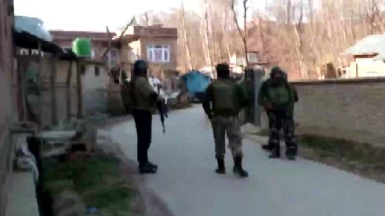 J&K Encounter: নিরাপত্তা বাহিনীকে মিথ্যা বলছিল বাড়ি মালিক, সেই সুযোগেই গুলি চালাল জঙ্গিরা! নিহত ২ জওয়ান