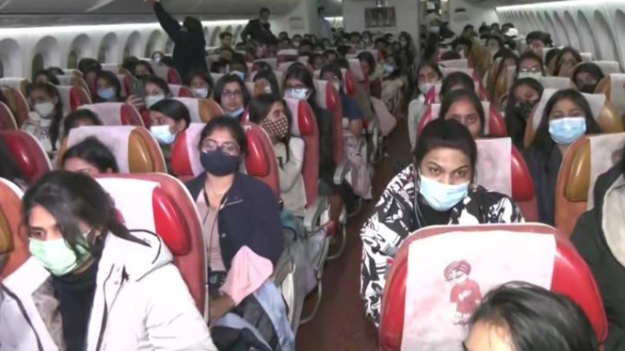 2nd Evacuation Flight Lands in Delhi: গোলাপ হাতে দাঁড়িয়ে উড়ানমন্ত্রী, মধ্যরাতে দেশের মাটিতে পা রেখে 'প্রাণ' ফিরে পেল পড়ুয়ারা