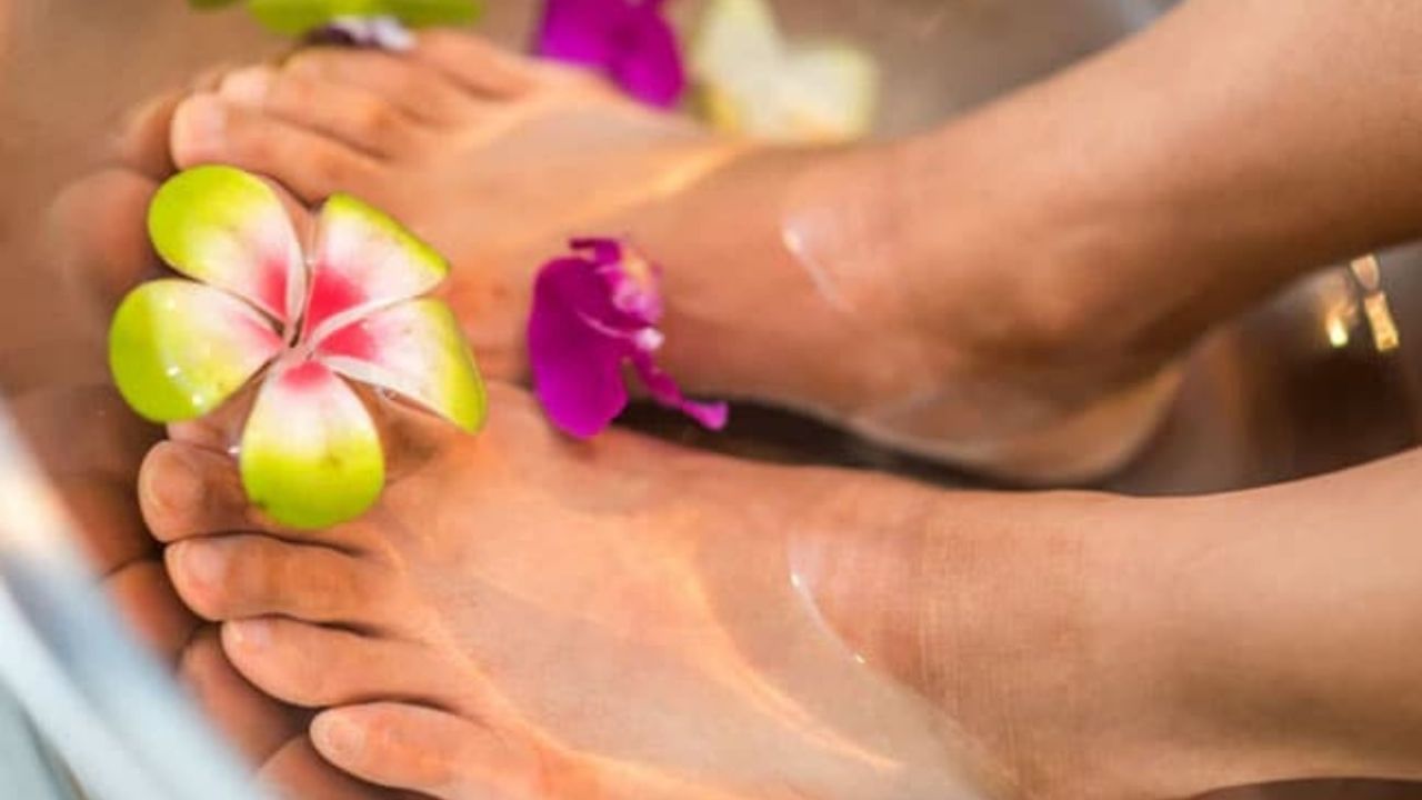 Hydrated Feet: শীত বা গরম, পা হাইড্রেট রাখার জন্য মেনে চলুন কিছু ট্রিকস, যা আপনার জন্য আদর্শ! Hydrated Feet: শীত বা গরম, পা হাইড্রেট রাখার জন্য মেনে চলুন কিছু ট্রিকস, যা আপনার জন্য আদর্শ!