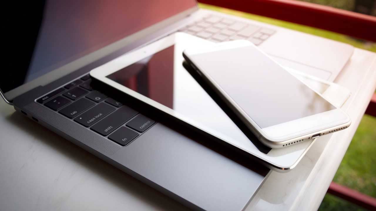 Electronic Gadgets: স্মার্টফোন, স্মার্টটিভি, হেডফোন, ইয়ারবাডস, স্মার্টওয়াচ... পয়লা এপ্রিল থেকে কোন কোন ডিভাইসের দাম কমছে বা বাড়ছে?