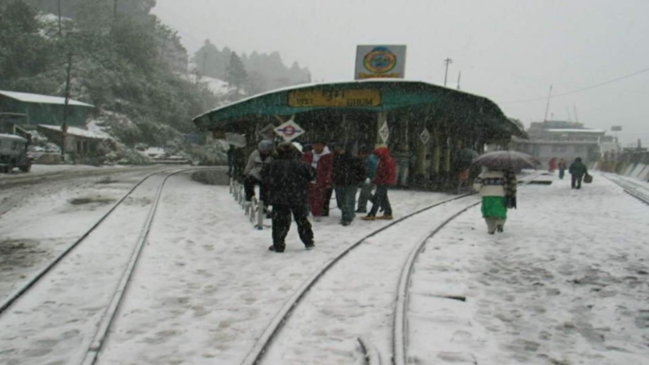 Darjeeling: সাদা বরফের চাদরে মুখ ঢেকেছে ঘুম! এমন দৃশ্য বাঙালি শেষ কবে দেখেছিল?