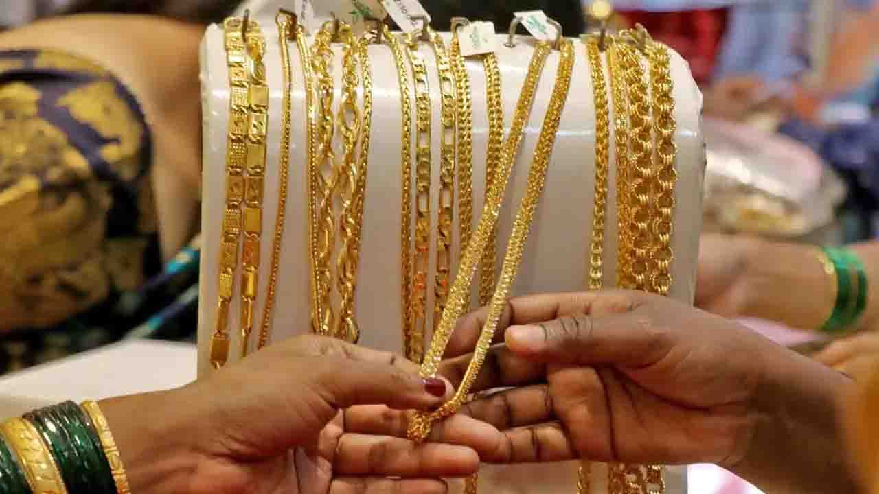 Gold Price Today: ৬৪০ টাকা বাড়ল সোনা, দাম বাড়ল রুপোরও, জানুন আজকের সোনা রুপোর দর Gold Price Today: ৬৪০ টাকা বাড়ল সোনা, দাম বাড়ল রুপোরও, জানুন আজকের সোনা রুপোর দর