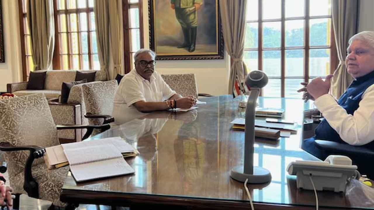 Municipal Elections 2022: রাজ্যপালের মুখোমুখি রাজ্য নির্বাচন কমিশনার, পড়তে হল যেসব প্রশ্নের মুখে... Municipal Elections 2022: রাজ্যপালের মুখোমুখি রাজ্য নির্বাচন কমিশনার, পড়তে হল যেসব প্রশ্নের মুখে...